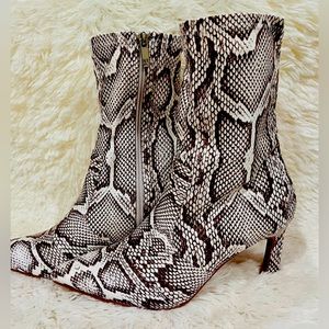 New York & Company Faux Snake Skin Black and White Booties Size 7 Heel 2.5” NWOT